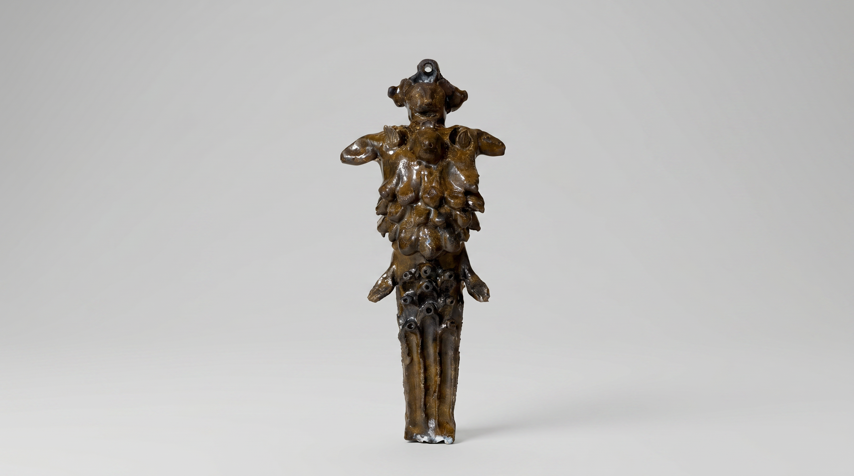 Polymastos I, 2026. Céramique, grès émaillé, 25,5 × 10 × 6 cm. Photo © Grégory Copitet